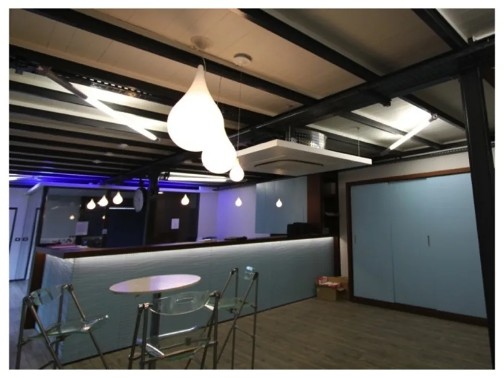 Installation électrique courants forts dans un espace commercial, éclairage d'ambiance intégré
