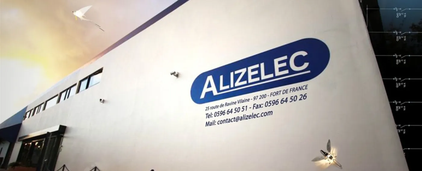 Façade du siège Alizelec à Fort-de-France, avec l'enseigne de l'entreprise
