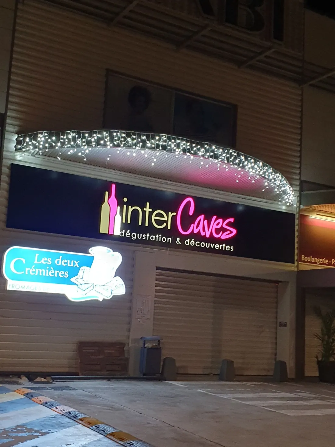 Enseigne lumineuse de nuit « InterCaves — dégustation & découvertes »