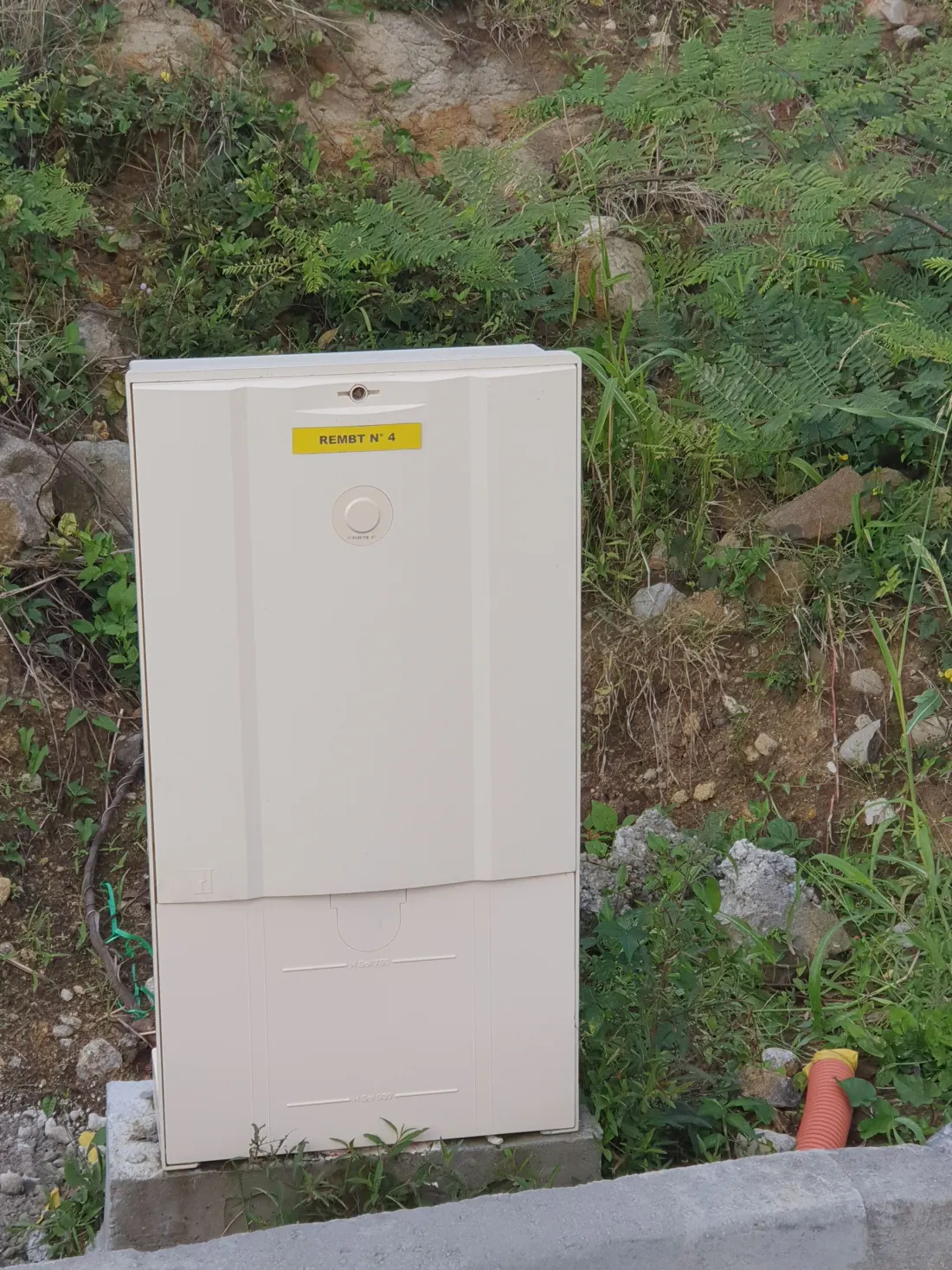 Poste de transformation électrique dans un local technique, panneau « Départ Ancien Aérogare »