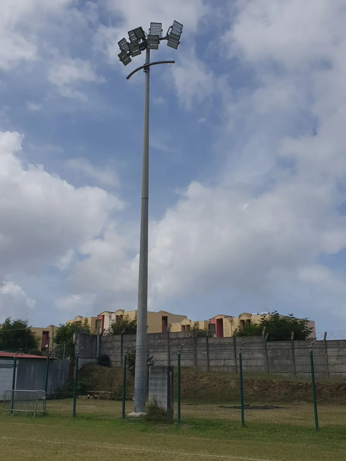 Mât d'éclairage LED de stade sous un ciel bleu